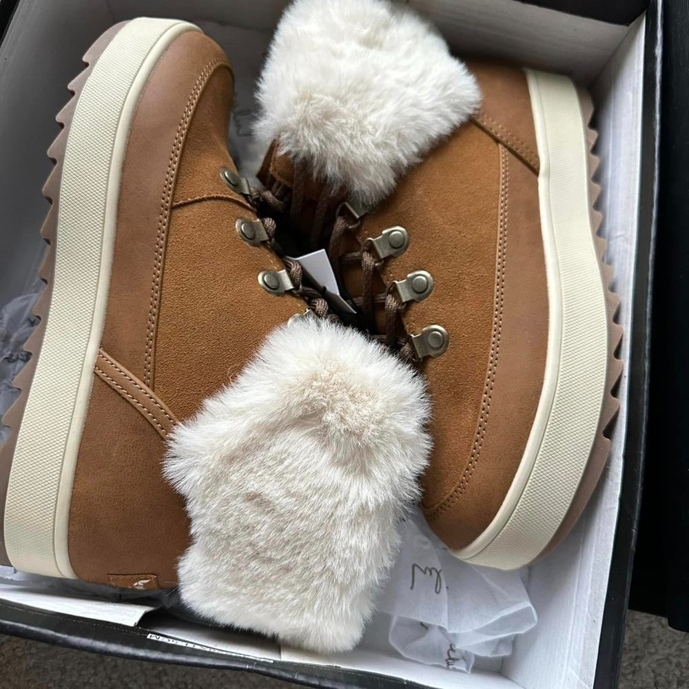 Koolaburra by UGG Tynlee Lace up boots size 6